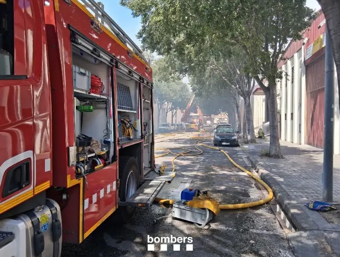 Estabilizado el incendio de una planchistería en Badalona (Barcelona)