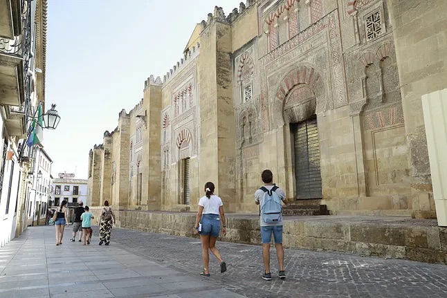 Declarado un incendio en la Mezquita-Catedral de Córdoba que daña tres capillas y provoca el colapso de una bóveda