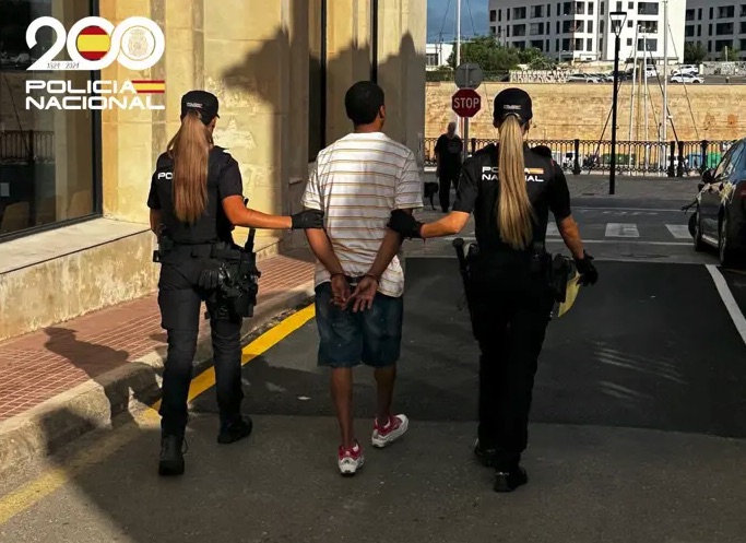 As Dos detenidos, uno de ellos menor, por apuñalar a un joven en una pelea multitudinaria en Ciutadella