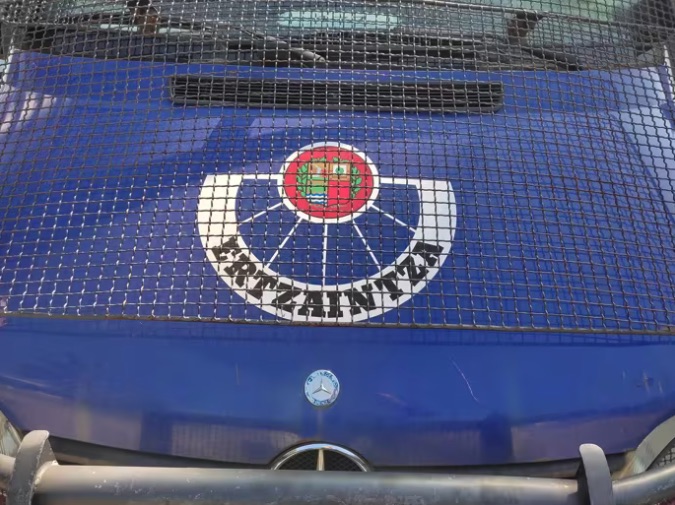 Un centenar de personas lanza botellas contra la Ertzaintza en las fiestas de Etxebarri y un ertzaina acaba herido