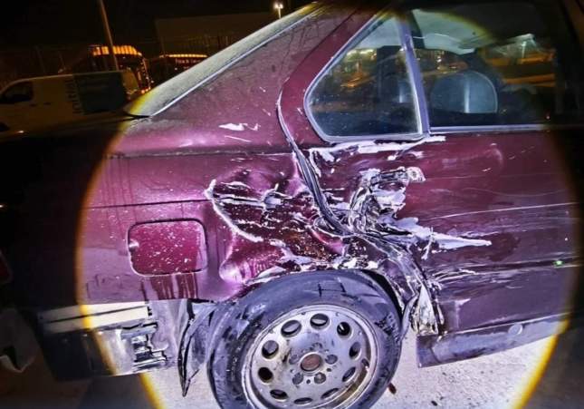 Herido grave un motorista al chocar haciendo el 'caballito' contra un coche que derrapaba