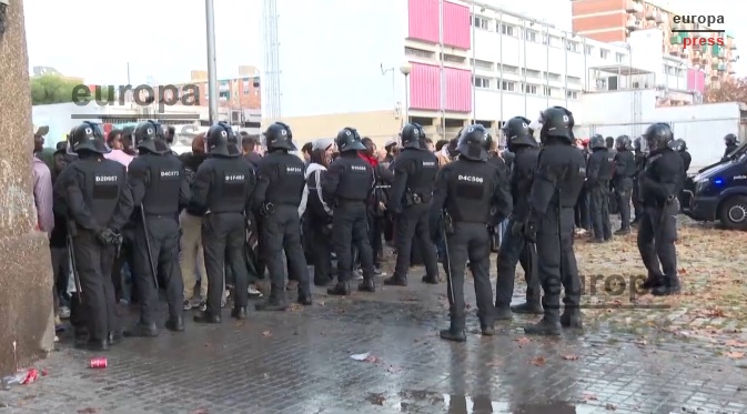 Desalojado el antiguo instituto B9 de Badalona en un operativo policial con 18 detenciones relacionadas con extranjería