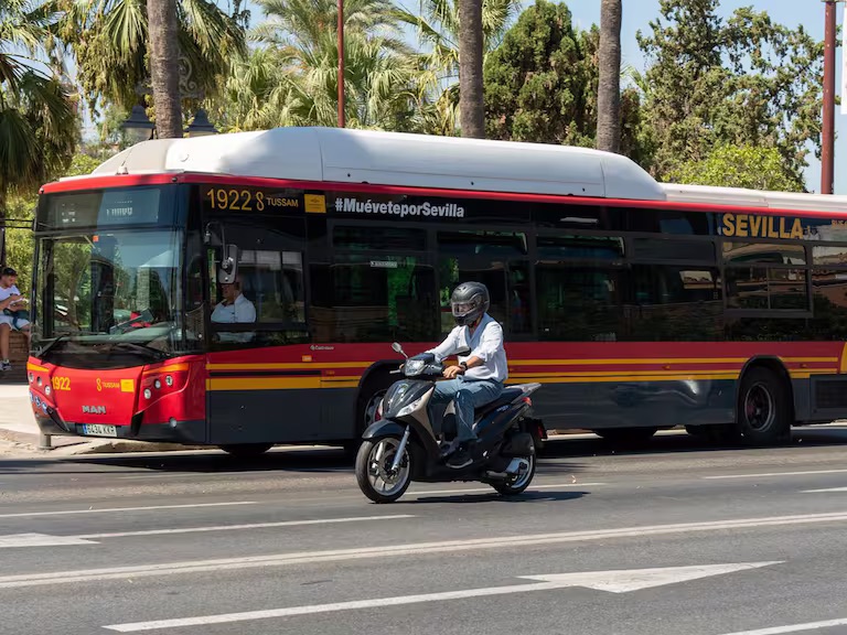 Un policía nacional jubilado es apuñalado dentro de un autobús de Tussam en Sevilla