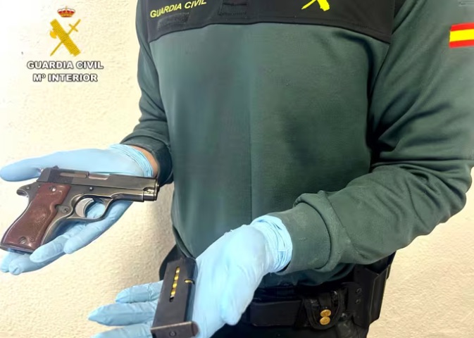 Detenido un peligroso delincuente armado con una pistola en Cartes que estaba huido por apuñalar a un hombre