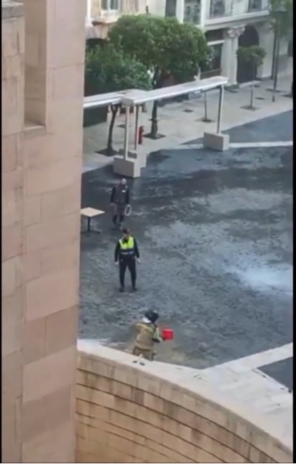 Un bombero se rocía con gasolina y se prende fuego frente a la Catedral de Murcia tras un conflicto laboral