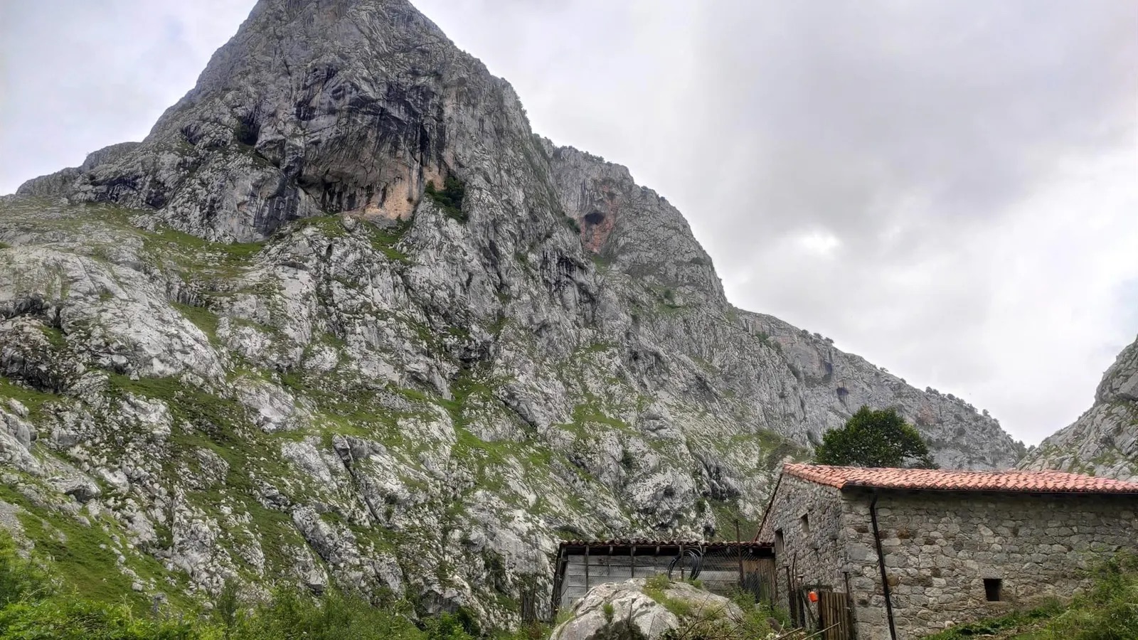 Rescatados cuatro excursionistas desorientados cuando bajaban hacia el refugio de Urriellu, en Asturias