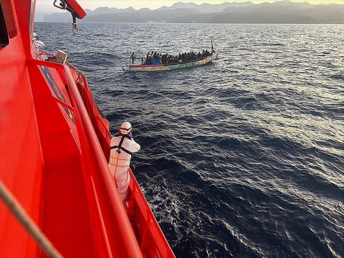 Rescate de 81 migrantes en un cayuco en aguas próximas a Lanzarote