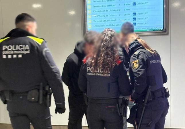 Detenido un ladrón tras robar con violencia frente a la Policía en pleno operativo en la estación Sabadell Centre