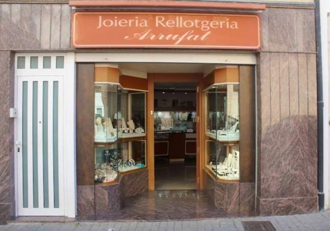 Robo por alunizaje en una joyería de La Sénia: empotran un coche y huyen con el botín en minutos