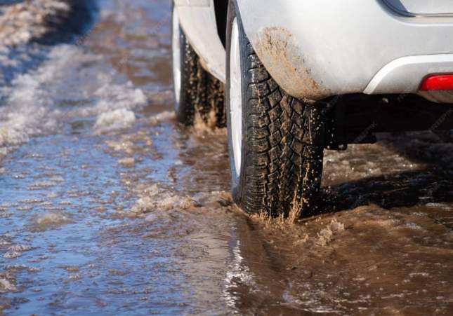 El barro frustra un robo y facilita la detención de dos ladrones que quedaron atrapados con el coche
