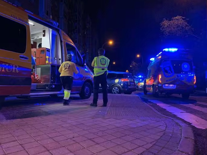 Apuñalan a un joven en el cuello y el hombro mientras estaba sentado en un banco en Madrid