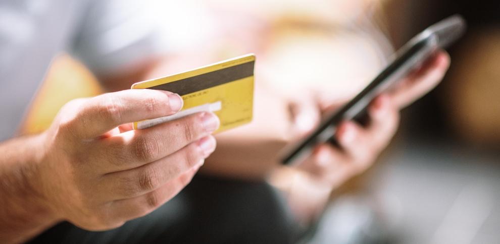 Investigados dos hombres por engañar a una mujer para transferir dinero fingiendo ser gestores bancarios