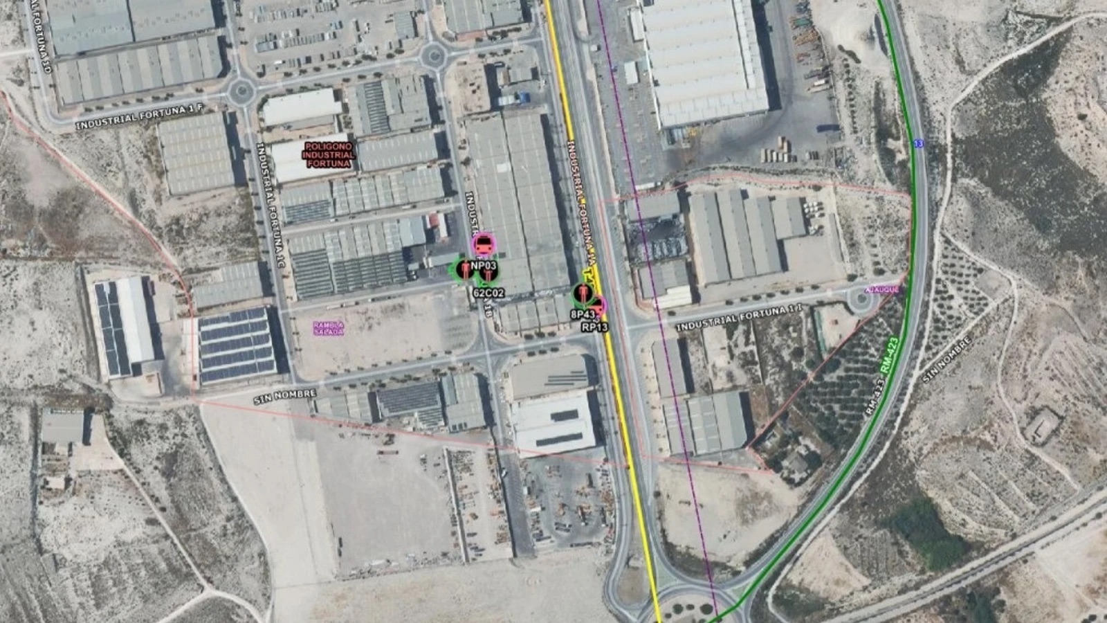 Bomberos trabajan en la extinción de un incendio en una nave de reciclaje de plásticos en Fortuna (Murcia)