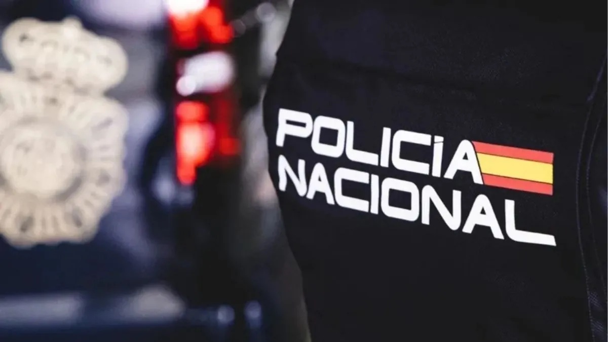 Detenida en Elda una joven de 25 años por incendiar la moto de su expareja y causar graves daños materiales