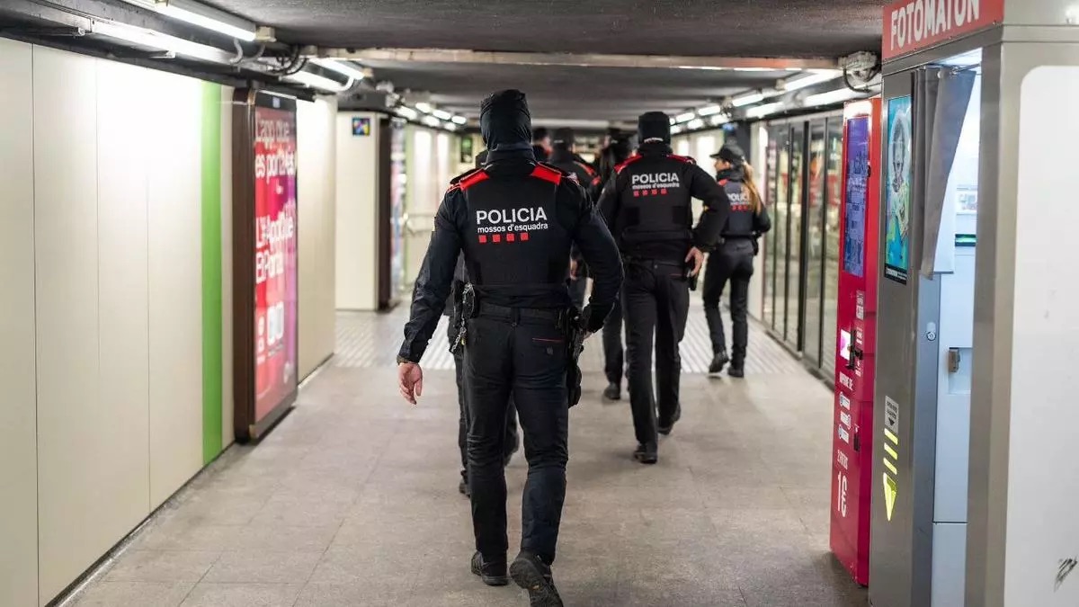Un ladrón roba un portátil, huye por las vías y provoca el corte de la L5 del metro de Barcelona durante 40 minutos