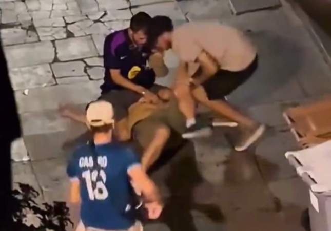 Tres ladrones se lanzan sobre un turista y lo asfixian en el suelo para robarle en el Gótico de Barcelona