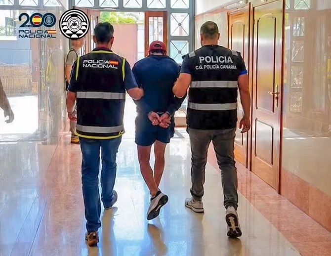 Detenido en Tenerife un hombre por acosar y amenazar a una mujer con mensajes telefónicos