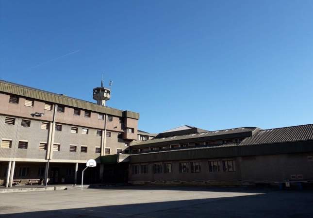 El violador de Montjuïc ataca a dos funcionarios en prisión, pero la dirección le levanta el castigo de aislamiento