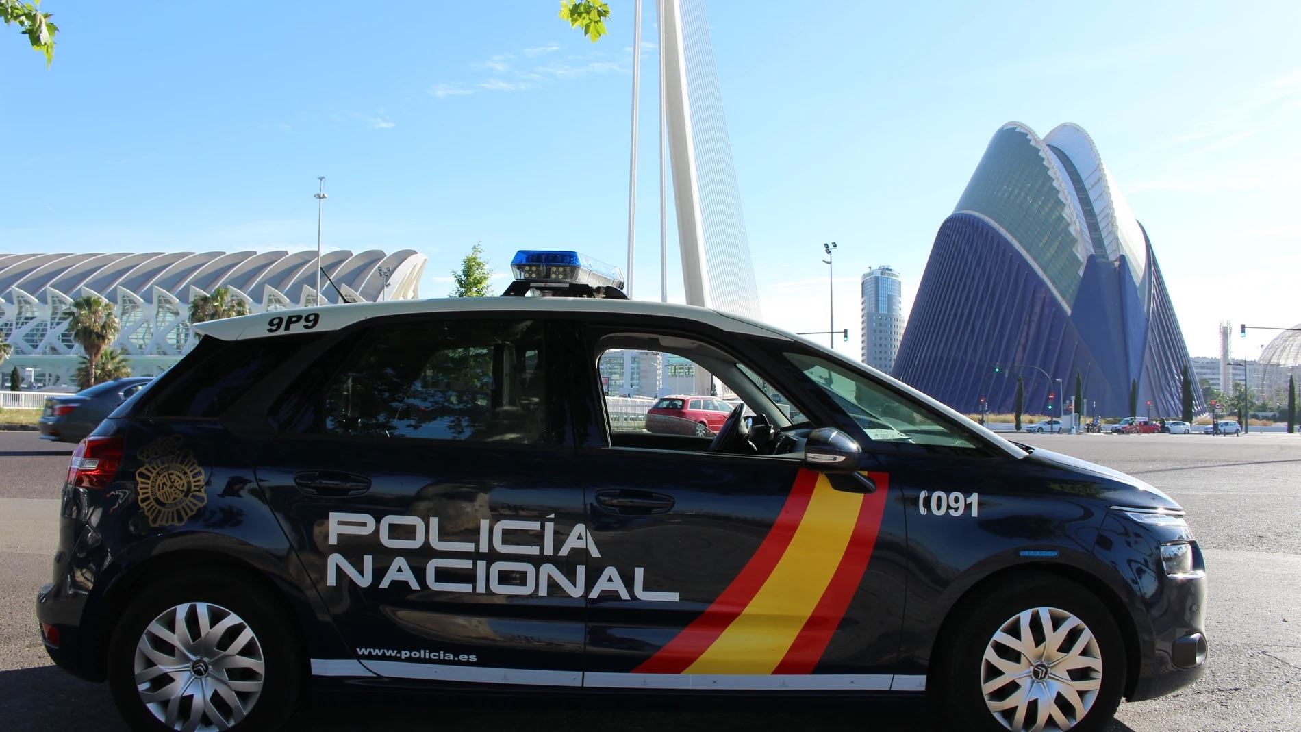 Detenidos en Valencia un notario, dos abogados y una cuidadora por expoliar 800.000 € a una anciana con Alzheimer