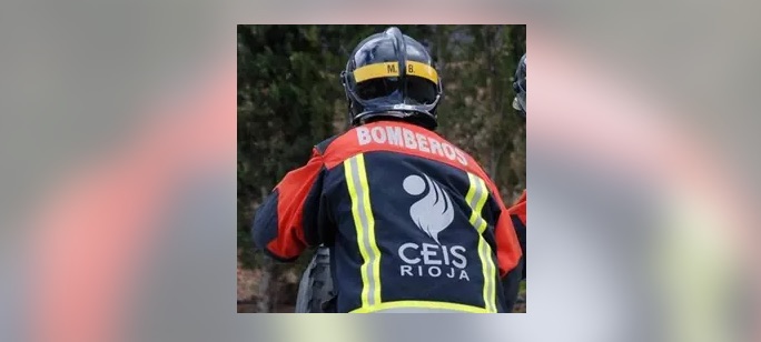 Bomberos del CEIS Rioja extinguen un incendio en un silo de serrín en Alesón
