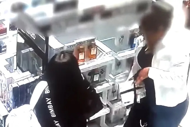 Detenidas tres mujeres especializadas en robar colonias de Duty Free del Aeropuerto de Barajas