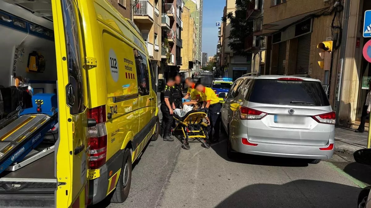 Un agente fuera de servicio de la Guardia Urbana salva la vida a una conductora que sufría una emergencia médica