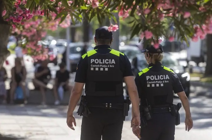 Detenido en Platja d'Aro por lanzar una mesa contra un niño de 5 años en una pelea por una deuda