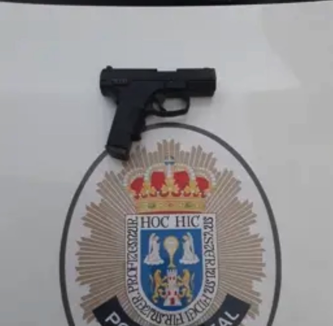 Dos detenidos en una violenta pelea en Lugo en la que uno llegó a apuntar a los policías con una pistola