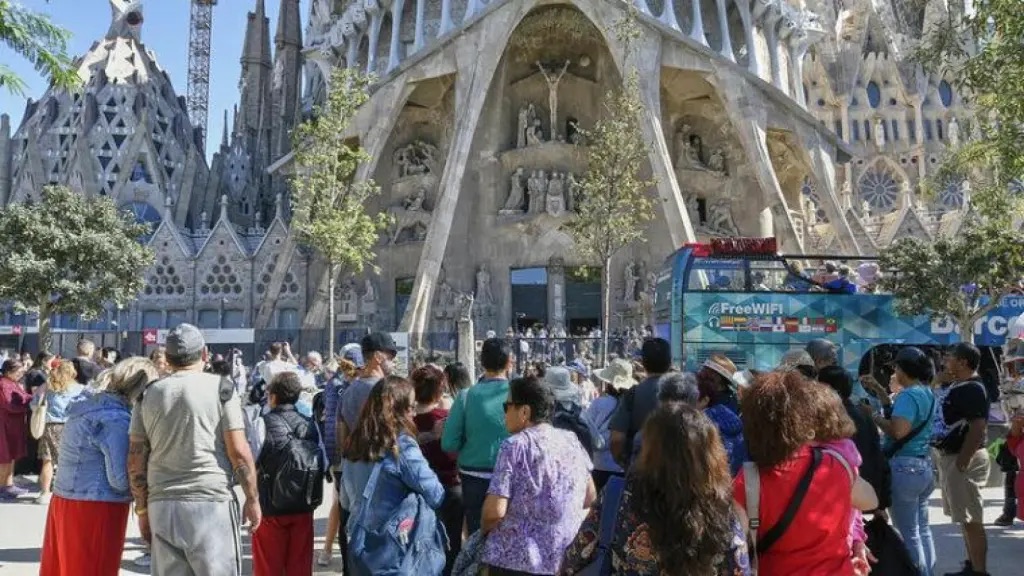 Detenidos tres hombres por robar a turistas asiáticos con el método "pincharruedas" en Barcelona