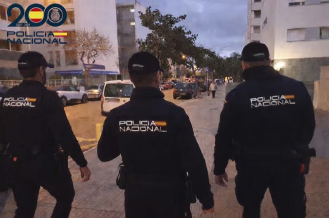 Detenido en Palma por arrancar cadenas de oro a pasajeros en el interior de autobuses urbanos