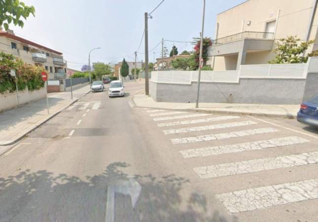 Detenido un ladrón multirreincidente por escalar muros de casas en Calafell para robar 70 detectores de intrusos