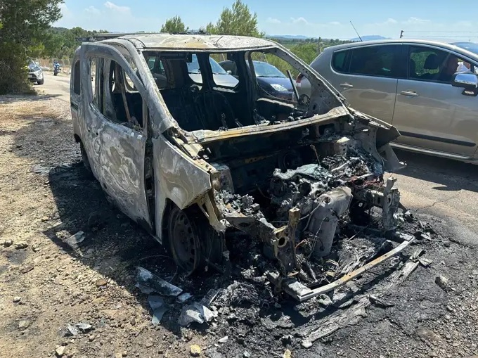 Un incendio calcina un vehículo en un camping de Torrent (Valencia) y afecta a una zona forestal