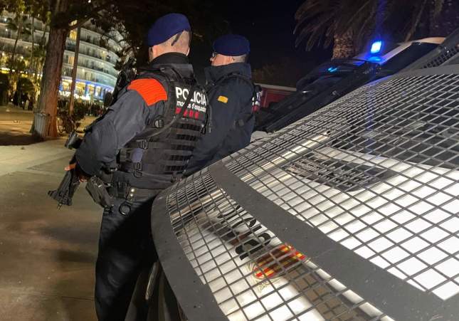 Dos detenidos en Sant Celoni tras amenazar a una familia con armas de fuego y entregar una bala