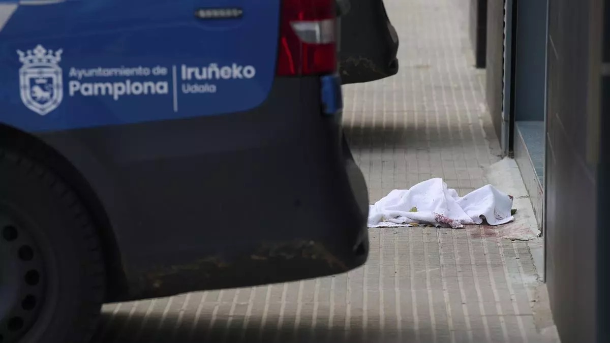 Detenido un hombre por saltarse el alejamiento tras morir su expareja al caer de un tercer piso en Pamplona