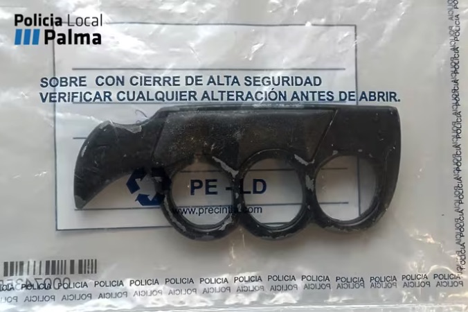 Detenido en Palma tras intentar agredir con un puño americano a los policías que le auxiliaban