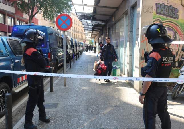 El Ayuntamiento de Girona desaloja el problemático bloque ocupado de la ronda Ferran Puig por "riesgo inminente"