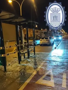 Detenido en Las Norias un vándalo con "numerosos antecedentes" tras destrozar cinco vehículos y tres marquesinas