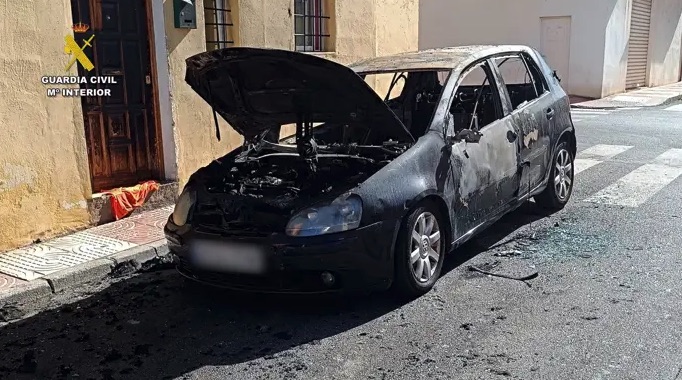 Enviado a prisión un hombre por incendiar vehículos y amenazar a vecinos en Roquetas de Mar