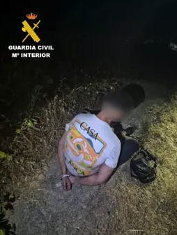 Detenido en Cogollos Vega al intentar deshacerse de cinco kilos de marihuana tras ser sorprendido por la Guardia Civil