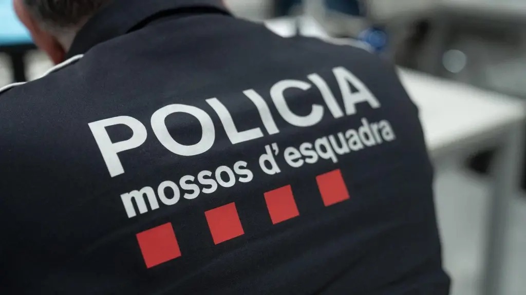 Detenido un ladrón reincidente de 62 años por cuatro atracos violentos en comercios de Gavà y Viladecans