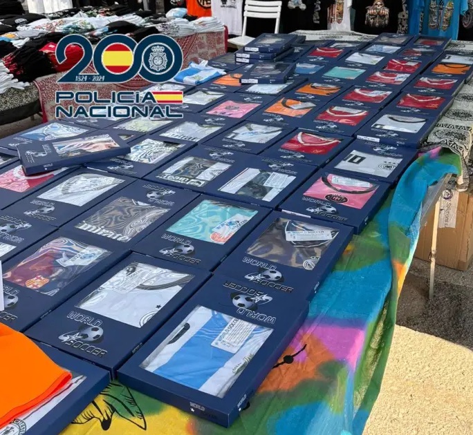 Detenidas 17 personas e intervenidos más de 1.300 artículos falsificados en un mercadillo de Dénia (Alicante)