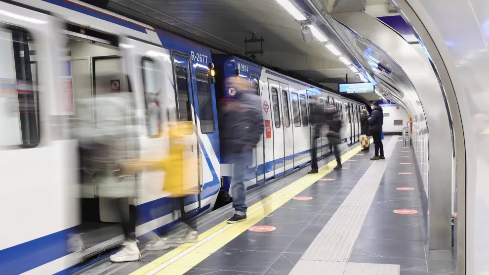 Detenido por agredir e insultar a dos personas por su orientación sexual en el Metro de Madrid