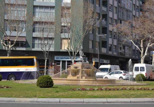 Un hombre armado con un puñal y un revólver siembra el pánico amenazando a la gente en el centro de Reus