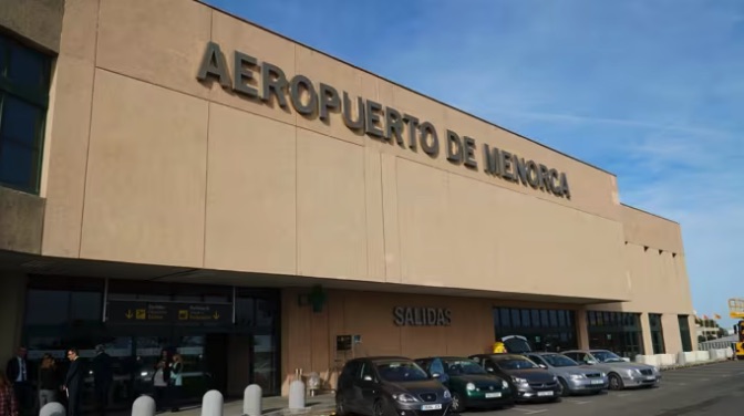 Detenido en el aeropuerto un hombre por agredir a su pareja e intentar huir del país con la hija menor de ambos