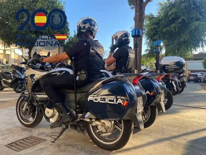 Detenido en Sevilla tras arrojar a una mujer de un vehículo en marcha y amenazar con matar a sus tres hijos