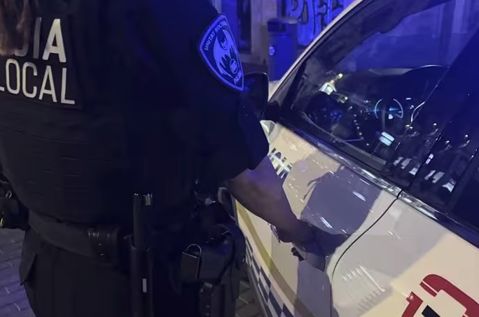 Detenido un joven por destruir mobiliario en un piso de acogida en Playa de Palma y agredir a un policía