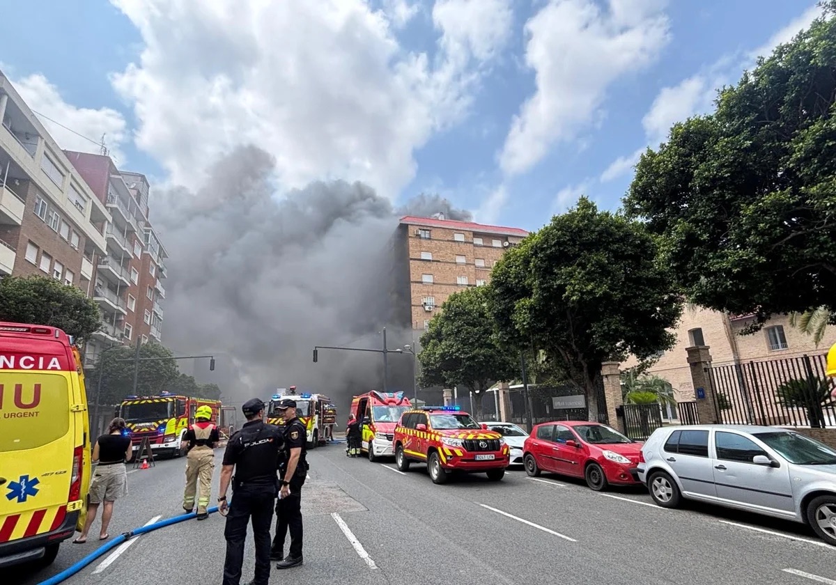 Pavoroso incendio obliga a cerrar el tráfico y confinar a vecinos en la avenida del Puerto de València