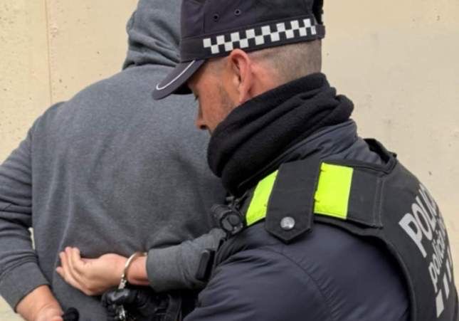 Detenido un ladrón en Castelldefels cuando esperaba el autobús para huir tras intentar asaltar tres tiendas
