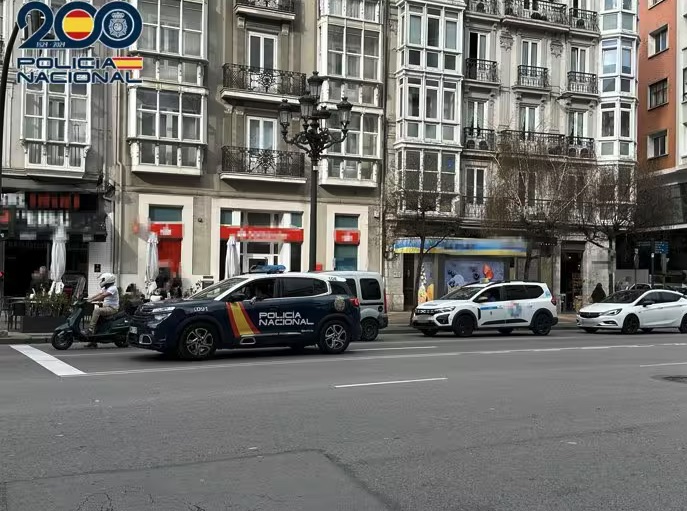 Detenido tras tirar al suelo a una anciana en un ascensor, pisarle la espalda y arrancarle una cadena en Santander