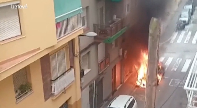 Arde un coche aparcado en el barrio barcelonés del Carmel con unos jóvenes durmiendo en su interior